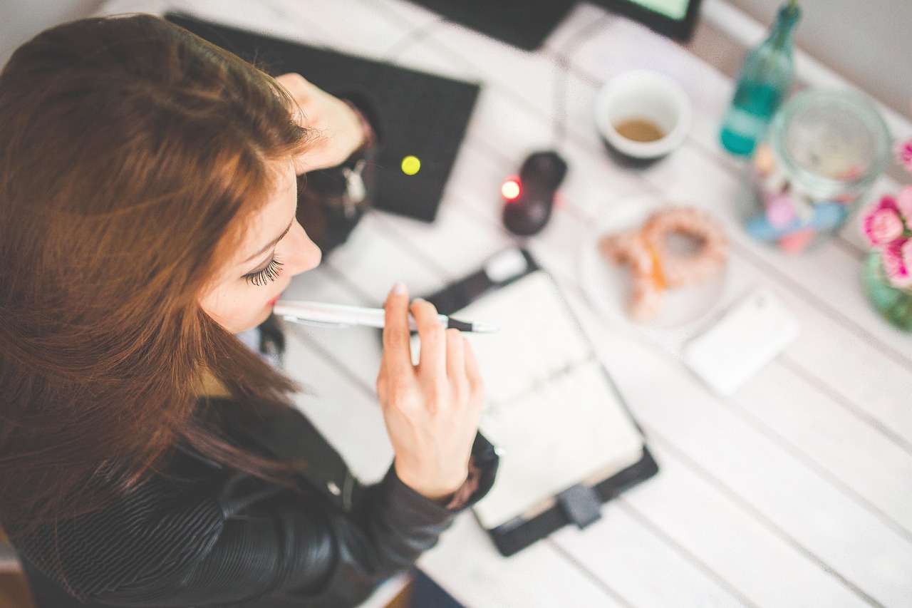 Führungskraft unter Druck im Büro – Stressbewältigung Coaching